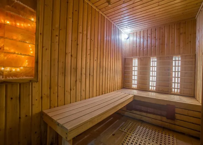 Wellness Hotel-m - فندق